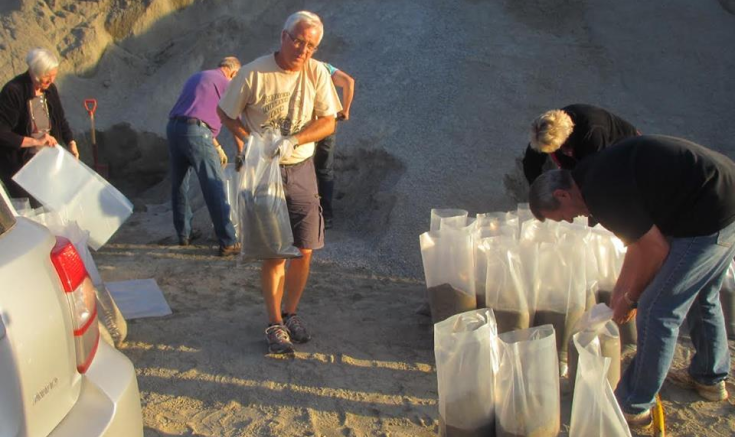 Klubbens årlige "sandsekk til eldre" dugnad er igang.